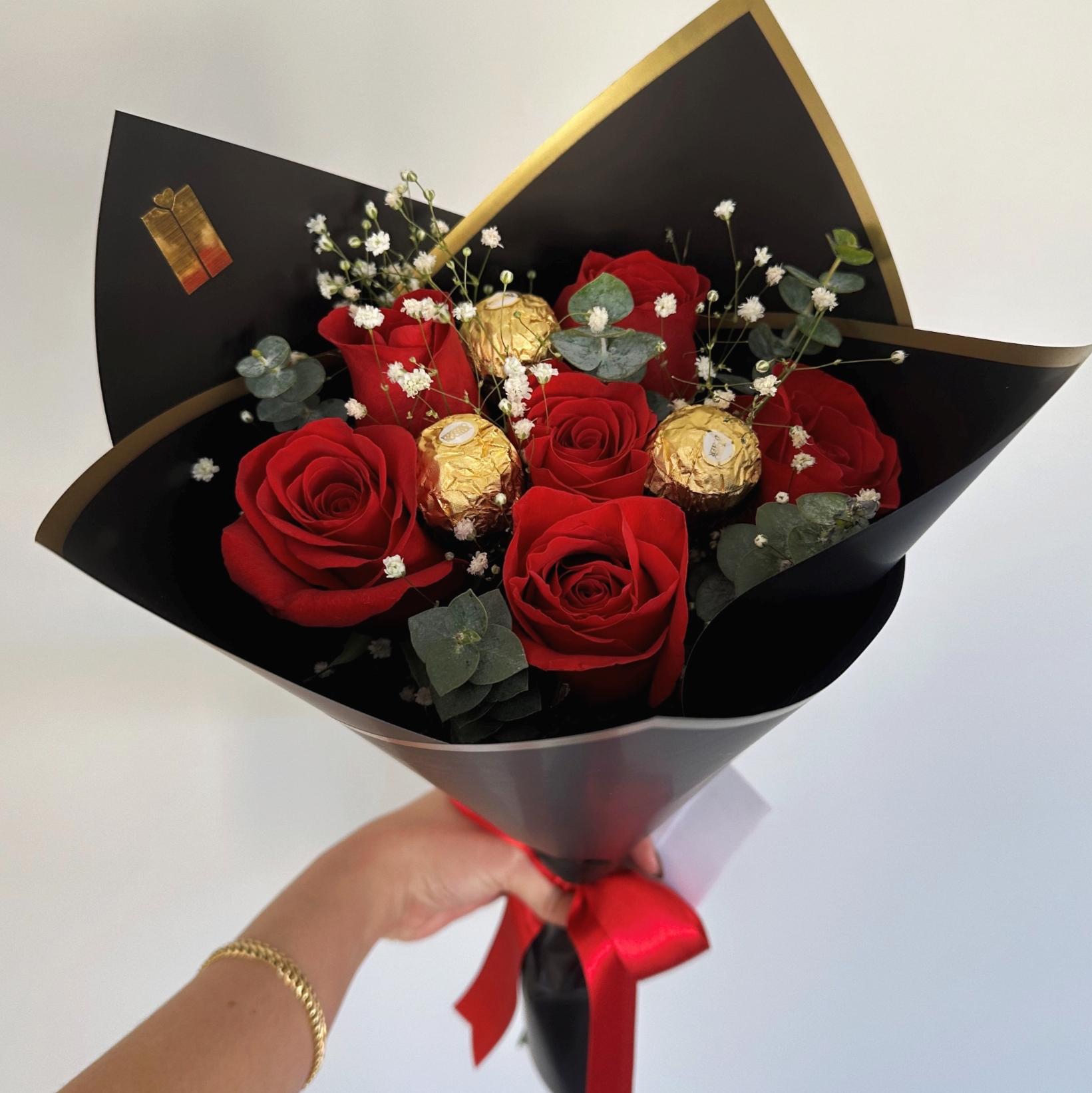 Pequeño bouquet de rosas y ferreros